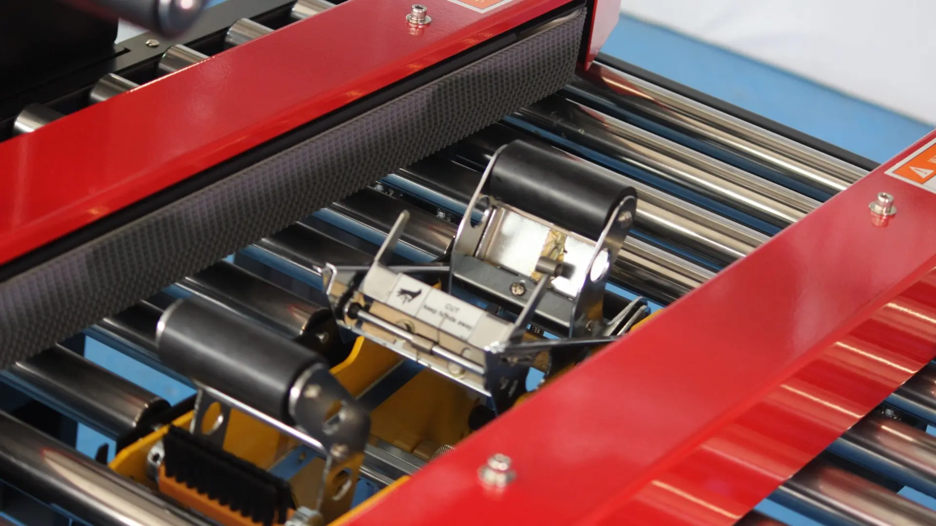 เครื่องปิดกล่องแบบสายพานระบบกึ่งอัตโนมัติ รุ่น CX2